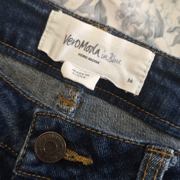 VERO MODA Mid-Rise Denim Jean Shorts for Summer - Picture 4 of 6